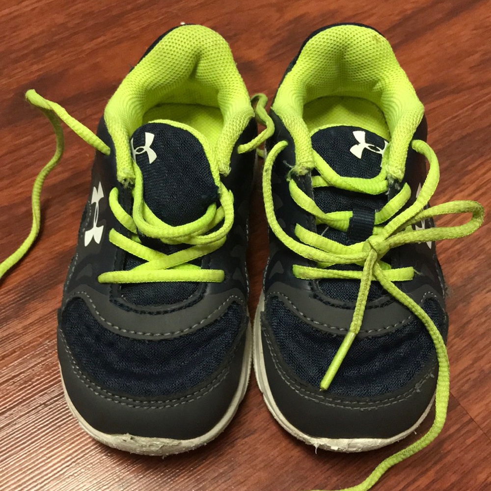 Size 6 Under Armor tennis shoes
